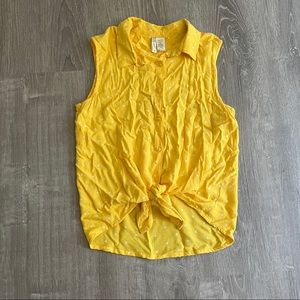 Sleeveless button up top